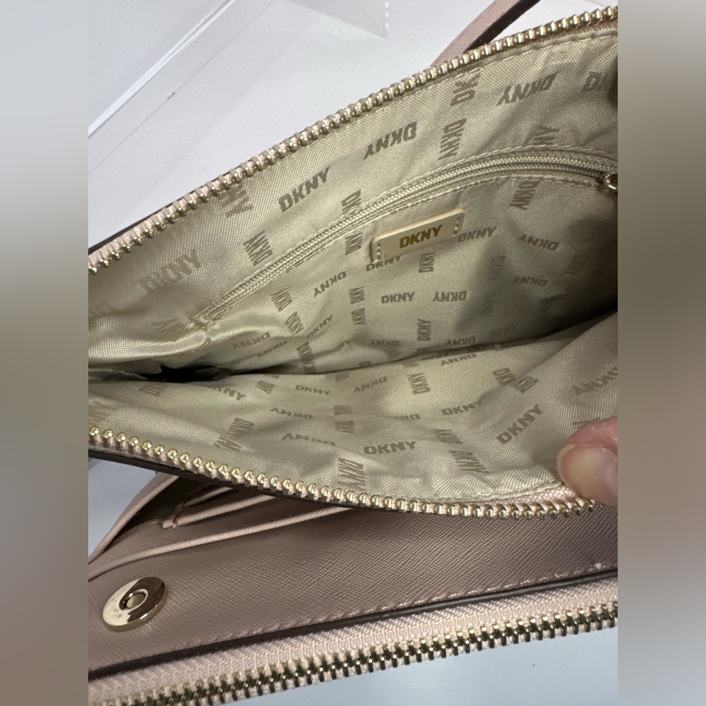 ☘️#119 DKNY EUC Bryant Park Top Zip Pink Crossbody Bag - Picture 9 of 15